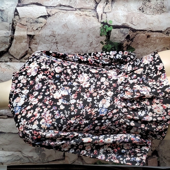 NWT Collective Concepts Black Floral Blouse Siz XS - Picture 6 of 9